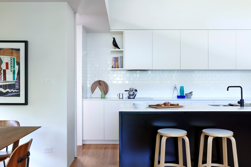 シドニーにあるミッドセンチュリースタイルのおしゃれなキッチンの写真