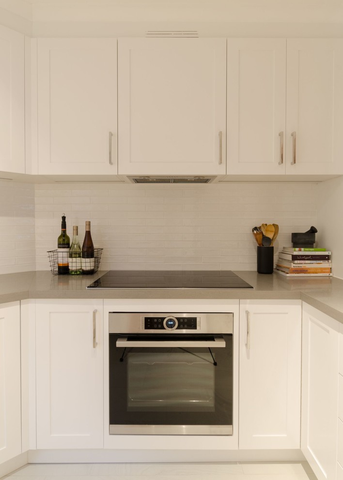 Imagen de cocina actual con armarios estilo shaker y puertas de armario blancas