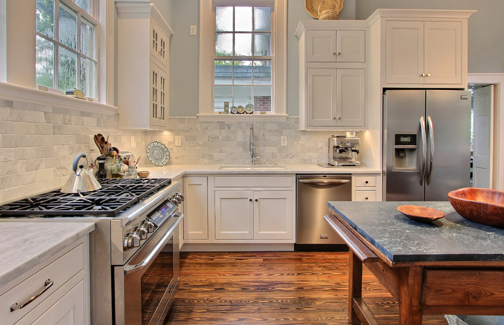 Klassische Küche mit Küchenrückwand in Grau und Rückwand aus Steinfliesen in Los Angeles