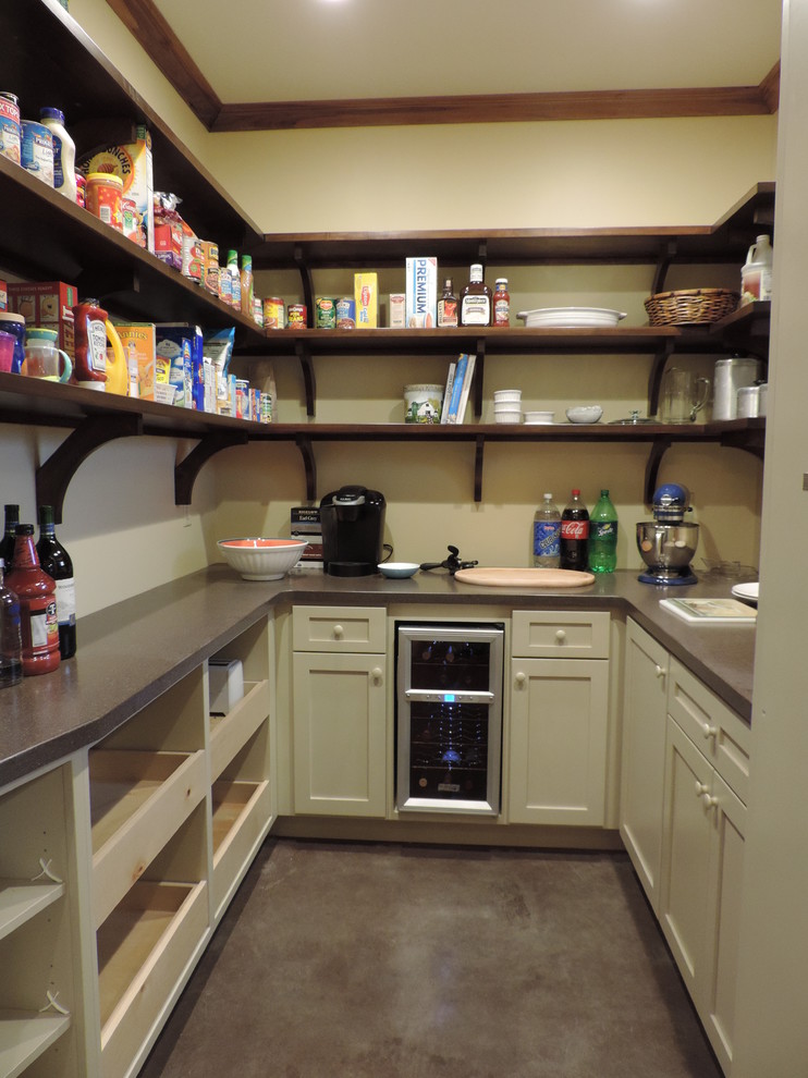 Foto de cocinas en U actual pequeño con despensa, armarios estilo shaker, puertas de armario grises, encimera de acrílico y suelo de cemento