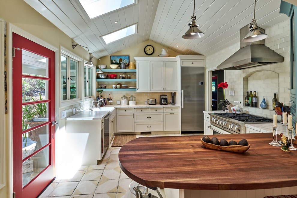 Bild på ett mellanstort lantligt kök, med en rustik diskho, skåp i shakerstil, vita skåp, marmorbänkskiva, vitt stänkskydd, stänkskydd i glaskakel, rostfria vitvaror, klinkergolv i keramik och en halv köksö