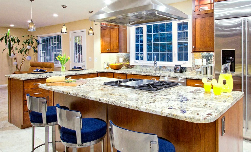 Foto di una grande cucina design con lavello sottopiano, ante lisce, ante in legno scuro, top in granito, paraspruzzi a effetto metallico e elettrodomestici in acciaio inossidabile