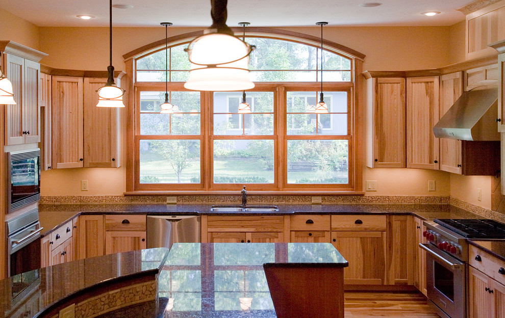 Esempio di una cucina american style di medie dimensioni con lavello sottopiano, ante a filo, ante in legno chiaro, top in granito e pavimento in legno massello medio