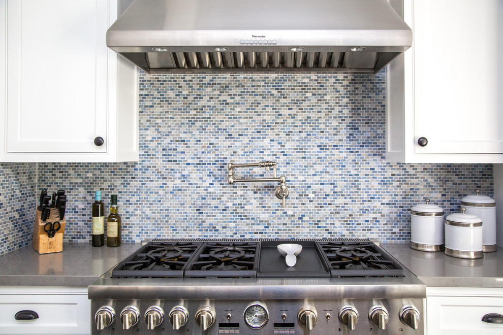 Foto di una cucina minimal con ante in stile shaker, top in quarzo composito e paraspruzzi blu