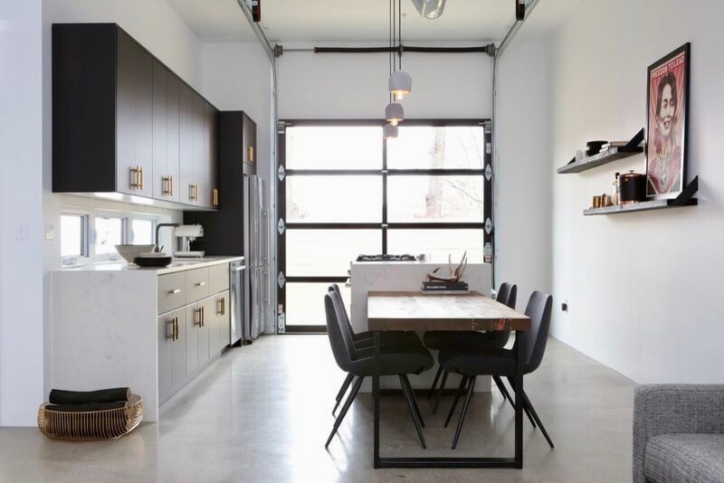 Inspiration för ett litet funkis kök, med en enkel diskho, släta luckor, bruna skåp, bänkskiva i betong, vitt stänkskydd, rostfria vitvaror, betonggolv, en köksö och grått golv