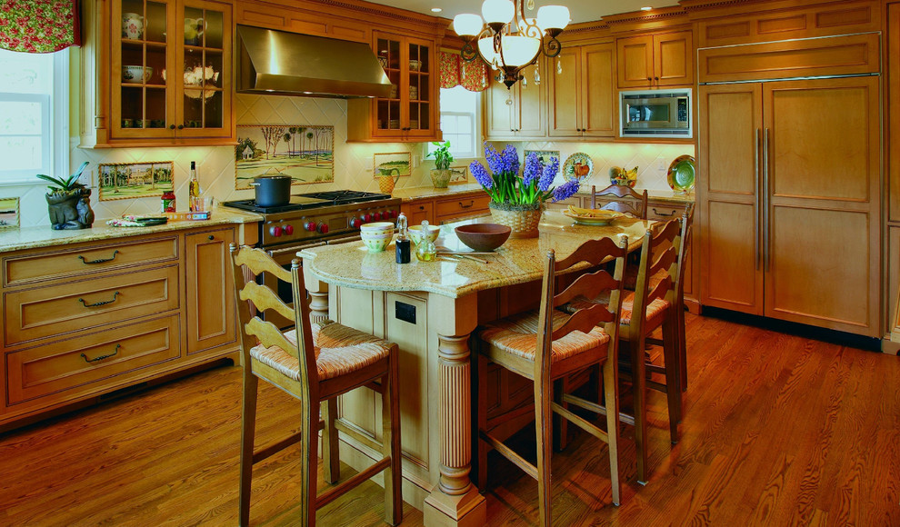 Idéer för att renovera ett avskilt, mellanstort vintage u-kök, med luckor med infälld panel, skåp i mellenmörkt trä, granitbänkskiva, beige stänkskydd, stänkskydd i keramik, integrerade vitvaror, mellanmörkt trägolv och en köksö