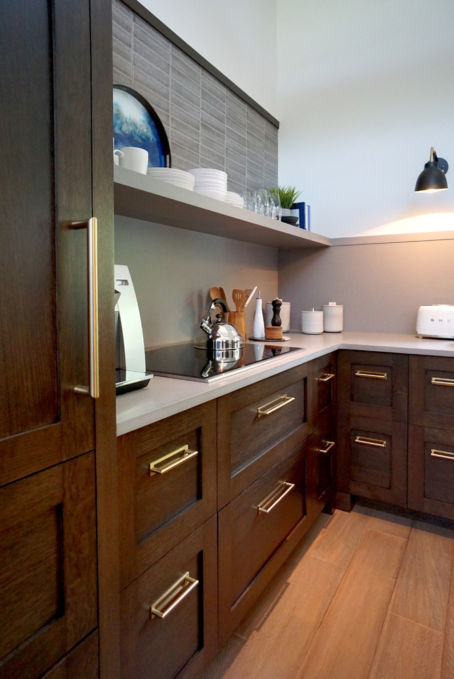 Exempel på ett litet modernt grå grått kök, med en undermonterad diskho, luckor med profilerade fronter, skåp i mörkt trä, bänkskiva i kvartsit, grått stänkskydd, integrerade vitvaror, mörkt trägolv, en köksö och brunt golv