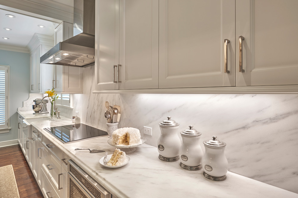 This is an example of a classic kitchen in New York with marble worktops and marble splashback.
