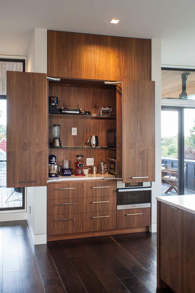 Foto de cocina minimalista con electrodomésticos de acero inoxidable y una isla