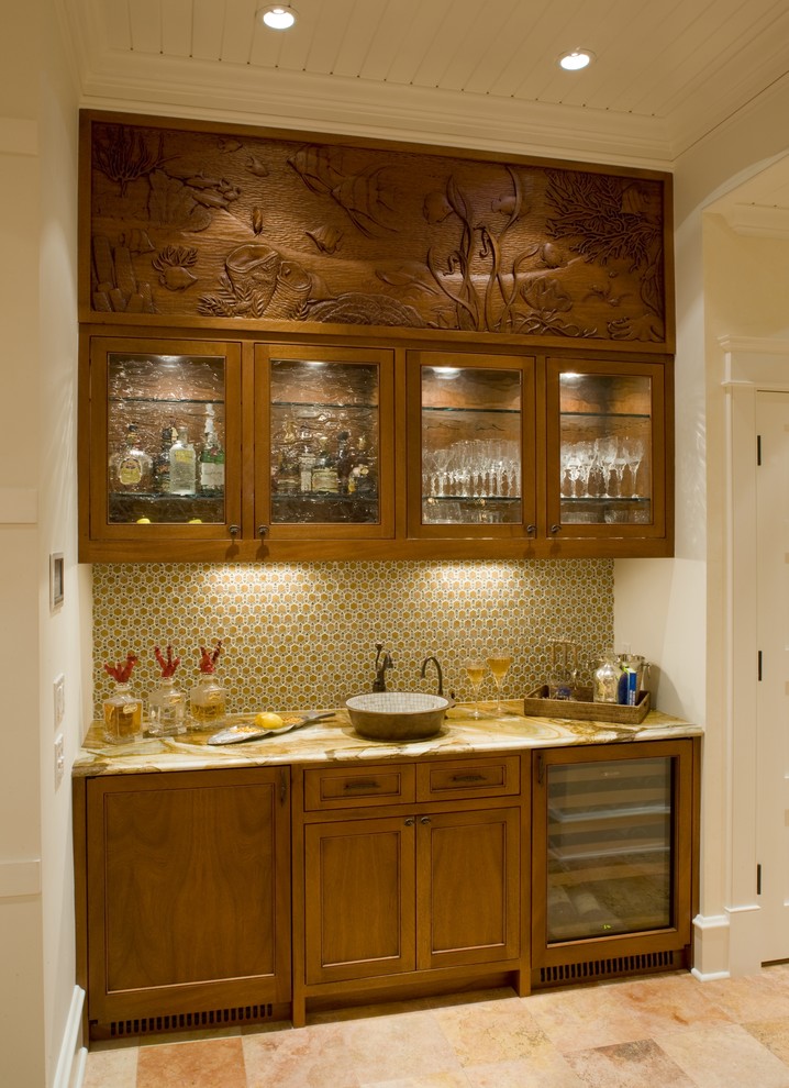 Immagine di una cucina minimal con ante di vetro, ante in legno scuro e paraspruzzi marrone