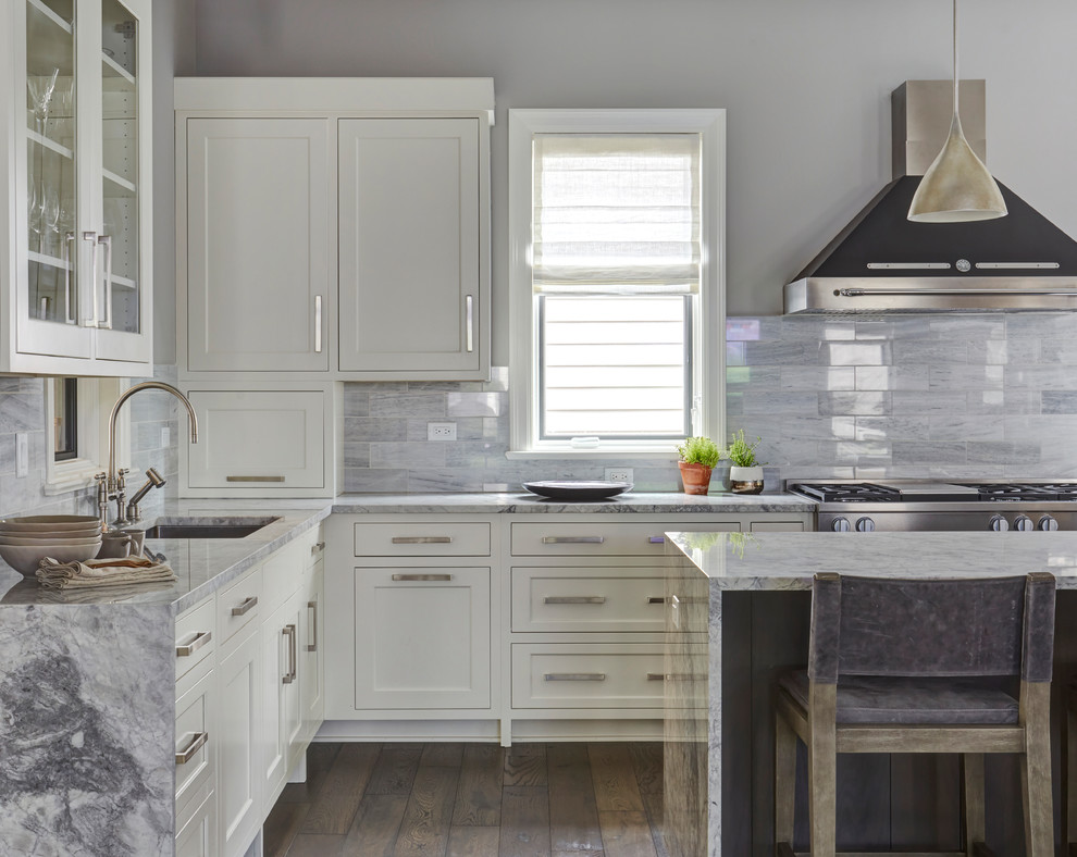 Klassisk inredning av ett stort flerfärgad flerfärgat kök, med en undermonterad diskho, skåp i shakerstil, vita skåp, flerfärgad stänkskydd, rostfria vitvaror, mellanmörkt trägolv, en köksö och brunt golv