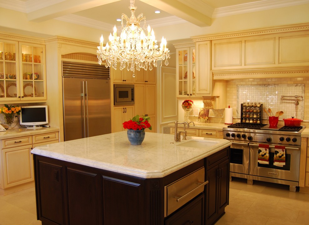 Exempel på ett medelhavsstil kök, med luckor med glaspanel, rostfria vitvaror, en undermonterad diskho, beige skåp och vitt stänkskydd