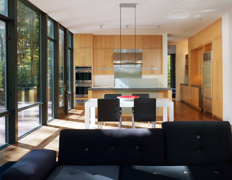 Свежая идея для дизайна: кухня-гостиная в современном стиле с плоскими фасадами, фасадами цвета дерева среднего тона, паркетным полом среднего тона и островом - отличное фото интерьера