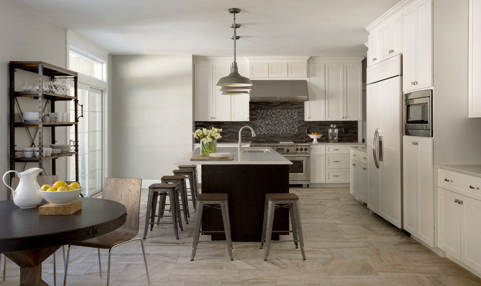 ボストンにある高級な広いインダストリアルスタイルのおしゃれなキッチン (シングルシンク、シェーカースタイル扉のキャビネット、白いキャビネット、グレーのキッチンパネル、シルバーの調理設備、セラミックタイルの床) の写真