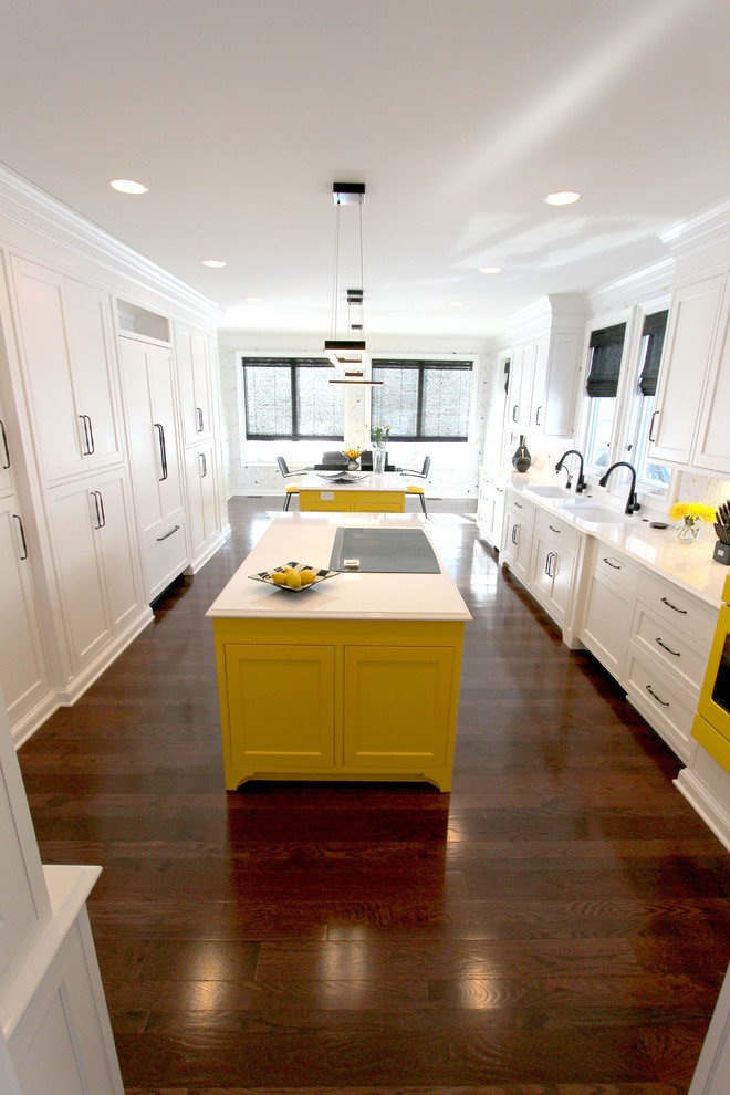 Exempel på ett mycket stort klassiskt kök, med en undermonterad diskho, luckor med profilerade fronter, vita skåp, bänkskiva i kvarts, flerfärgad stänkskydd, färgglada vitvaror, mellanmörkt trägolv och flera köksöar