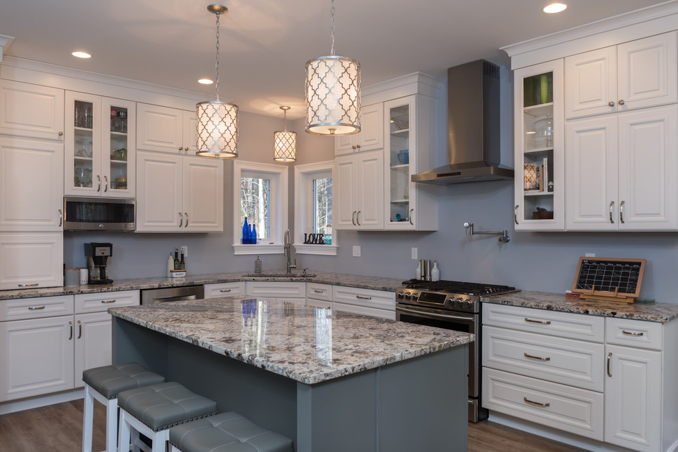 Klassische Wohnküche in L-Form mit weißen Schränken, Granit-Arbeitsplatte, Küchengeräten aus Edelstahl und Kücheninsel in Boston