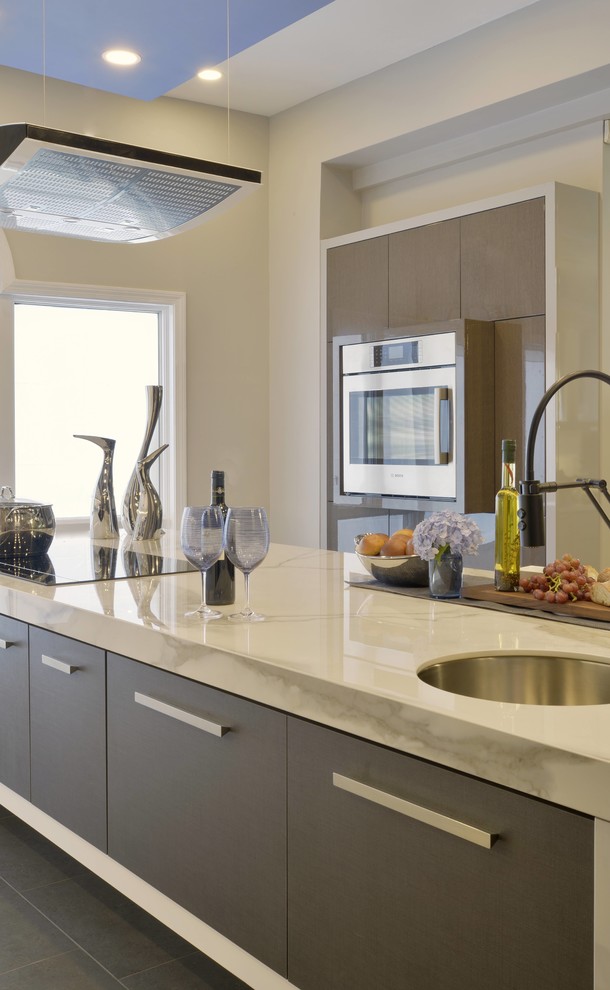 Idéer för att renovera ett mycket stort funkis vit vitt kök, med en undermonterad diskho, släta luckor, vita skåp, kaklad bänkskiva, stänkskydd i trä, klinkergolv i porslin, en köksö, grått golv, brunt stänkskydd och rostfria vitvaror