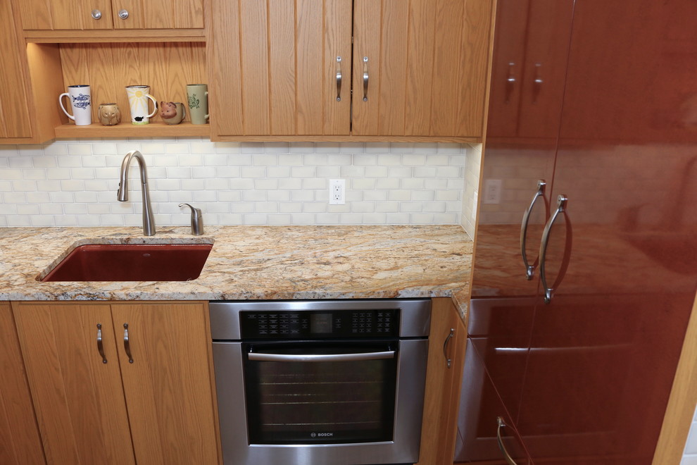 На фото: кухня среднего размера в стиле ретро с кладовкой, врезной мойкой, белым фартуком, цветной техникой, пробковым полом и коричневым полом