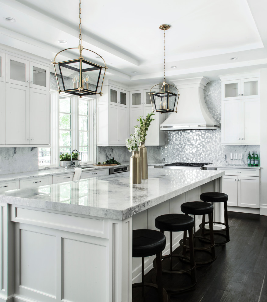 Design ideas for an expansive classic kitchen in New York with a submerged sink, shaker cabinets, white cabinets, quartz worktops, stainless steel appliances, dark hardwood flooring, an island and metallic splashback.