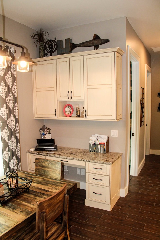 Bild på ett mellanstort maritimt kök, med en rustik diskho, skåp i shakerstil, vita skåp, granitbänkskiva, beige stänkskydd, rostfria vitvaror, mellanmörkt trägolv, en köksö och brunt golv
