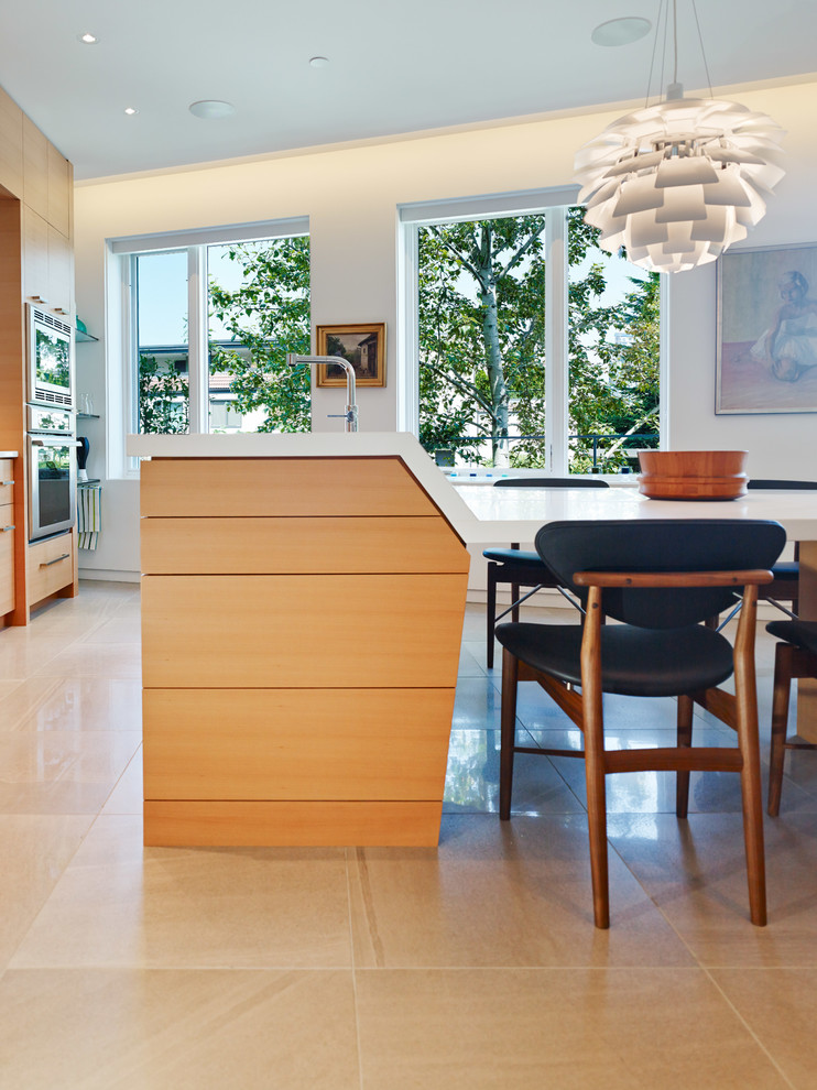 Источник вдохновения для домашнего уюта: прямая кухня в стиле модернизм с обеденным столом, врезной мойкой, плоскими фасадами, светлыми деревянными фасадами, белым фартуком и техникой из нержавеющей стали
