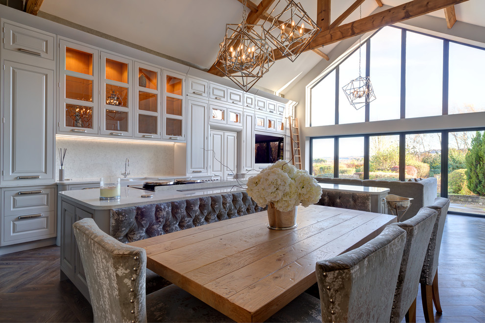 Foto de cocina de estilo de casa de campo extra grande con armarios con paneles con relieve, suelo vinílico y una isla