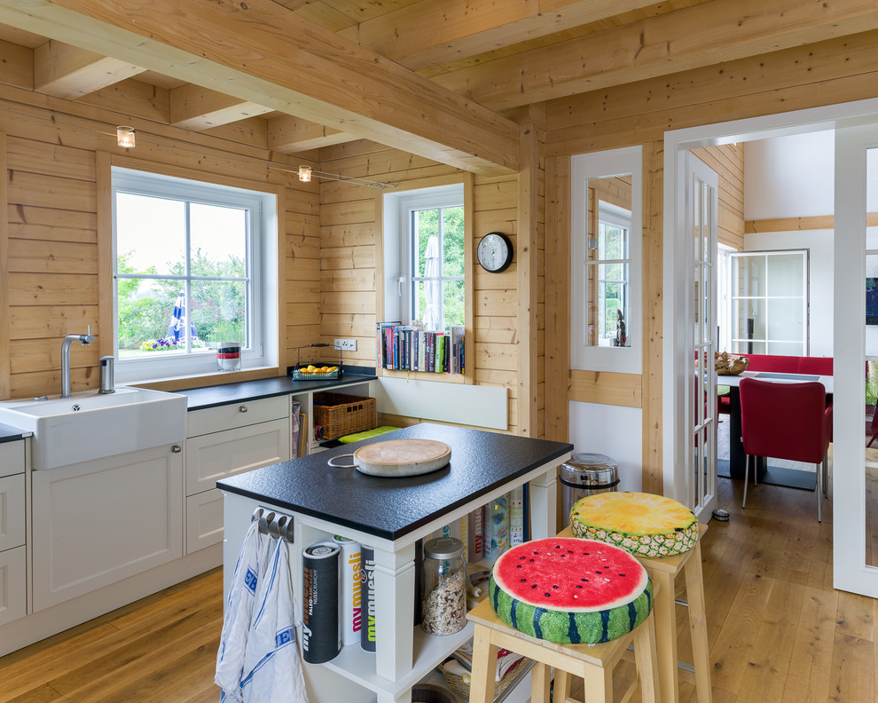 Exempel på ett avskilt lantligt kök, med en rustik diskho, skåp i shakerstil, vita skåp, ljust trägolv, en köksö, brunt stänkskydd, stänkskydd i trä och brunt golv