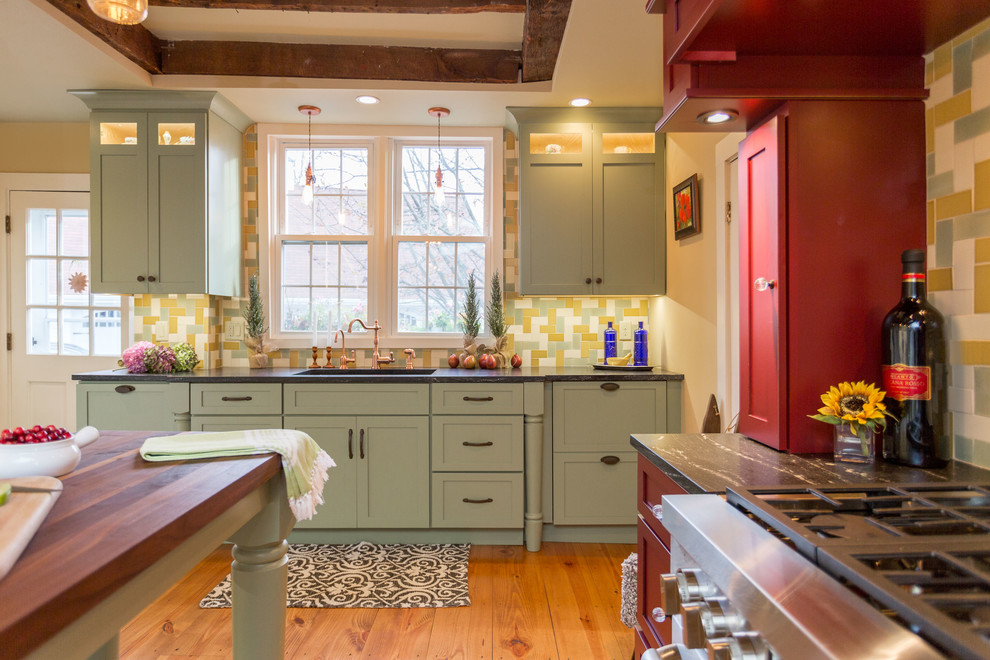 ボストンにある高級な広いカントリー風のおしゃれなキッチン (シングルシンク、シェーカースタイル扉のキャビネット、緑のキャビネット、御影石カウンター、マルチカラーのキッチンパネル、ガラスタイルのキッチンパネル、パネルと同色の調理設備、無垢フローリング) の写真