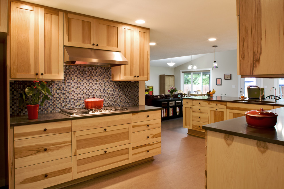 На фото: большая кухня-гостиная в стиле неоклассика (современная классика) с фасадами в стиле шейкер, фасадами цвета дерева среднего тона, разноцветным фартуком, фартуком из плитки мозаики и бежевым полом