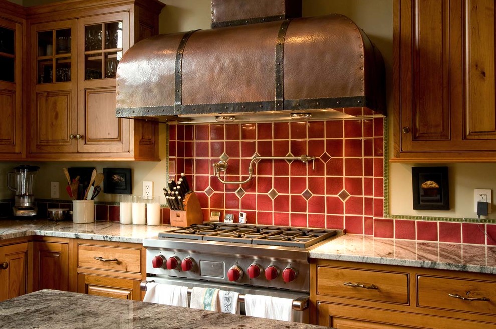 Rustikale Küche mit hellbraunen Holzschränken, Küchenrückwand in Rot und Küchengeräten aus Edelstahl in Manchester