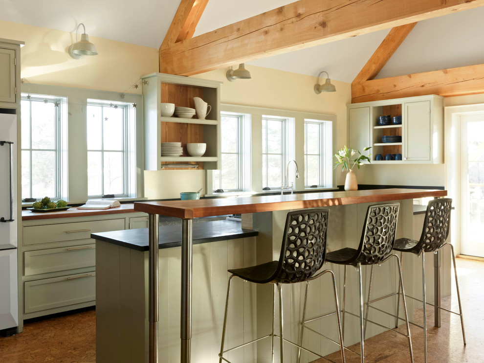 Bild på ett mellanstort lantligt kök, med gröna skåp, korkgolv, en köksö, öppna hyllor, brunt golv och träbänkskiva
