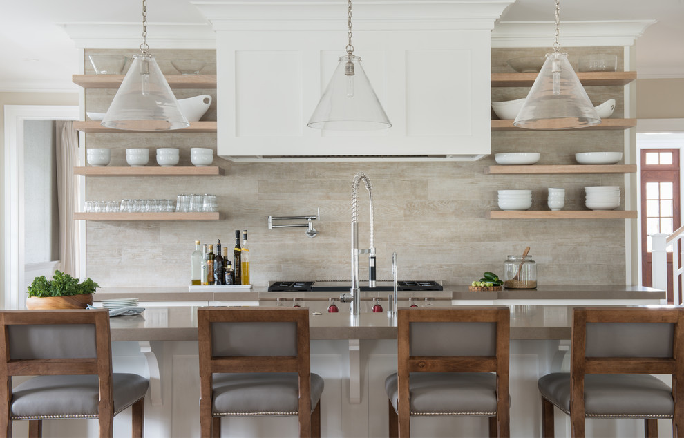 Immagine di un cucina con isola centrale tradizionale con nessun'anta, ante in legno chiaro e paraspruzzi beige