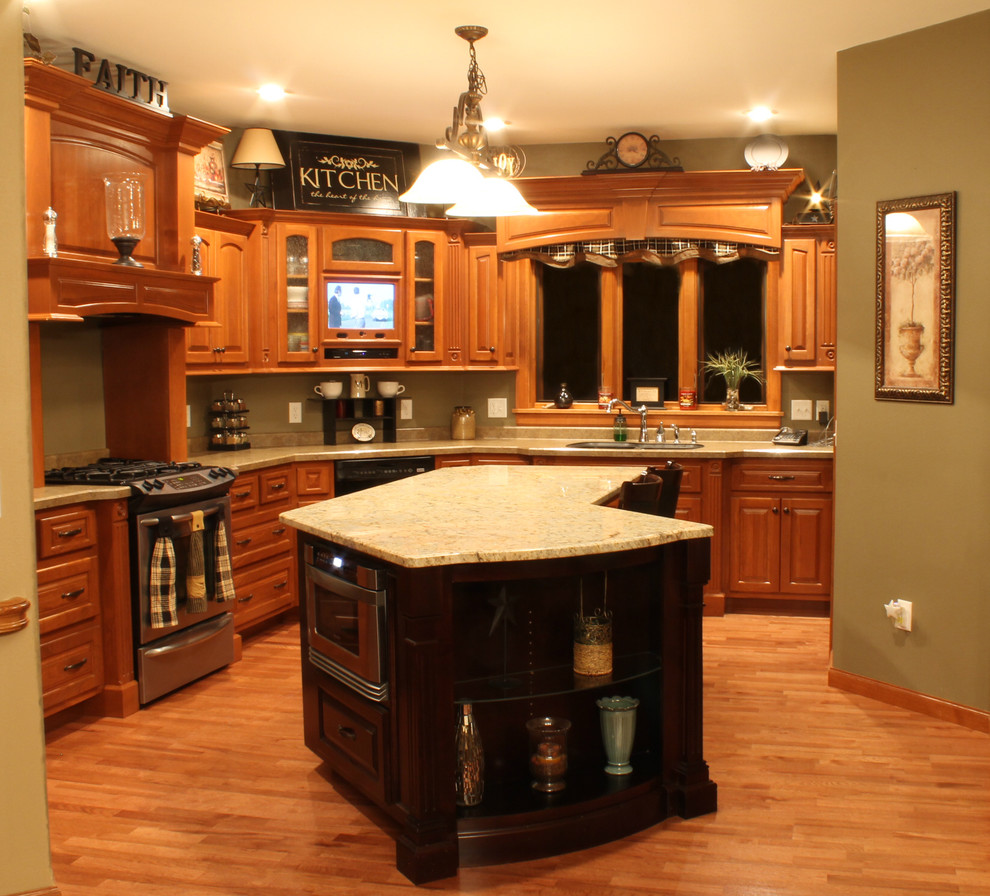 Foto di una cucina chic di medie dimensioni con ante con bugna sagomata, top in granito, elettrodomestici in acciaio inossidabile, lavello sottopiano e ante grigie