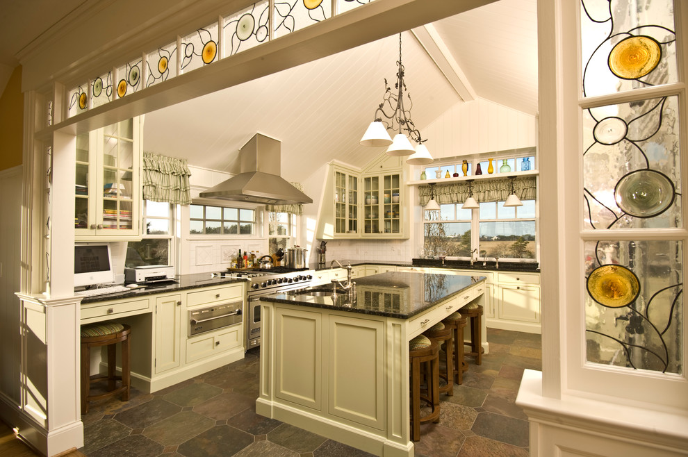 Идея дизайна: кухня в викторианском стиле с стеклянными фасадами