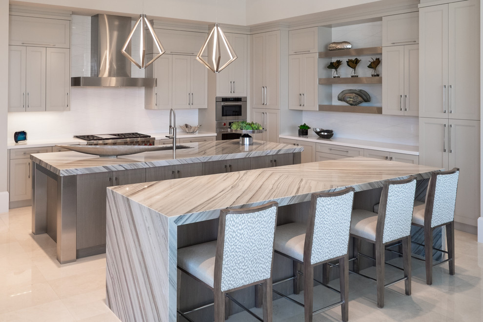 Große, Zweizeilige Moderne Küche mit Schrankfronten im Shaker-Stil, grauen Schränken, Küchengeräten aus Edelstahl, zwei Kücheninseln, weißem Boden und grauer Arbeitsplatte in Miami