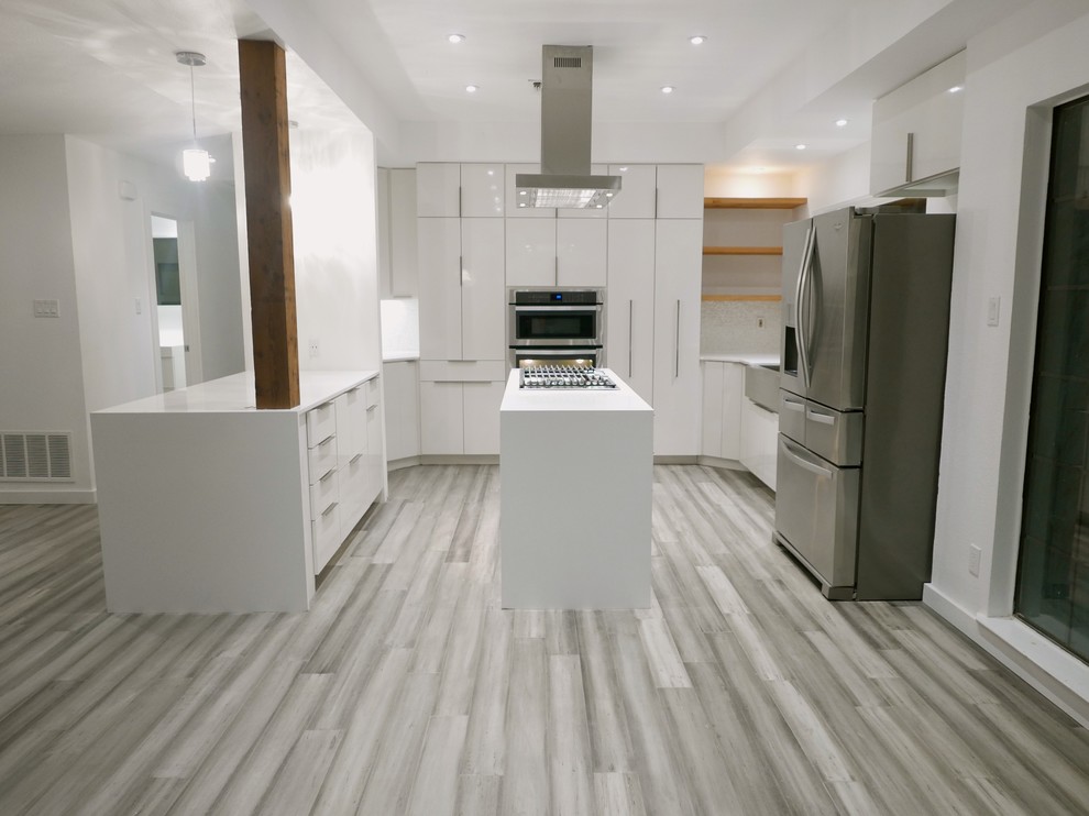This is an example of a modern u-shaped open plan kitchen in Dallas with a single-bowl sink, white cabinets, quartz worktops, white splashback, stone tiled splashback, stainless steel appliances, bamboo flooring and an island.