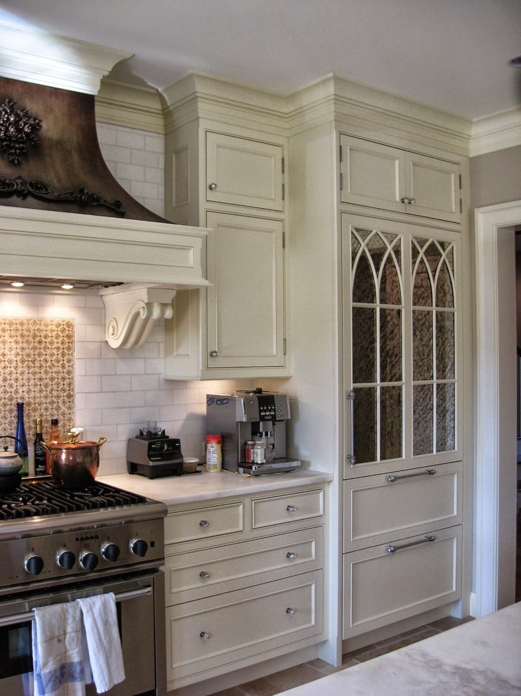 Exempel på ett stort klassiskt kök, med en rustik diskho, luckor med profilerade fronter, beige skåp, marmorbänkskiva, vitt stänkskydd, stänkskydd i tunnelbanekakel, rostfria vitvaror, travertin golv och en köksö