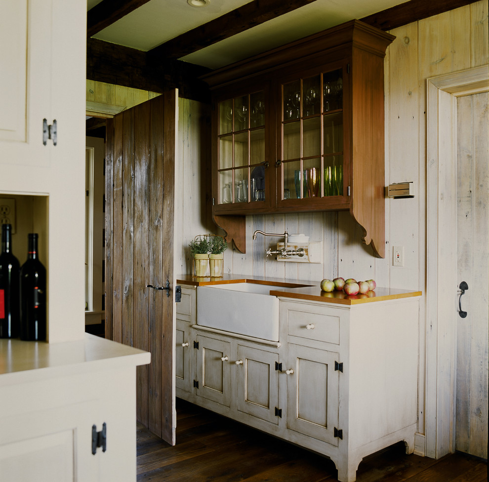 Immagine di una cucina country con lavello stile country, ante bianche e struttura in muratura