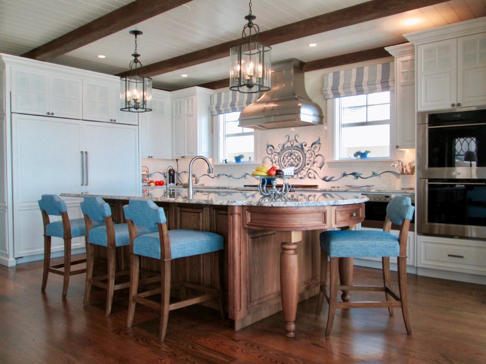 Inspiration för ett mycket stort vintage blå blått kök, med en undermonterad diskho, släta luckor, vita skåp, granitbänkskiva, flerfärgad stänkskydd, stänkskydd i stenkakel, rostfria vitvaror, mellanmörkt trägolv, en köksö och brunt golv