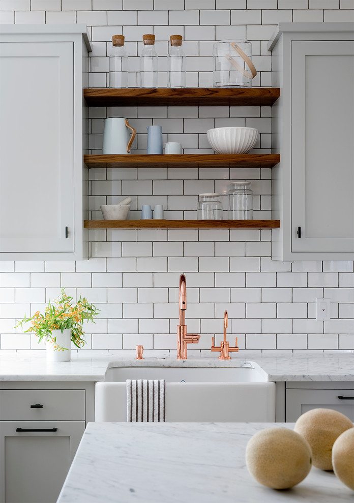 Country Küche mit Landhausspüle, Schrankfronten im Shaker-Stil, grauen Schränken, Küchenrückwand in Weiß, Rückwand aus Metrofliesen und Kücheninsel in New York