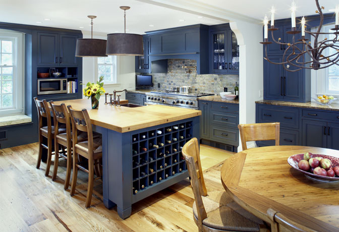 Свежая идея для дизайна: кухня в классическом стиле с синими фасадами - отличное фото интерьера