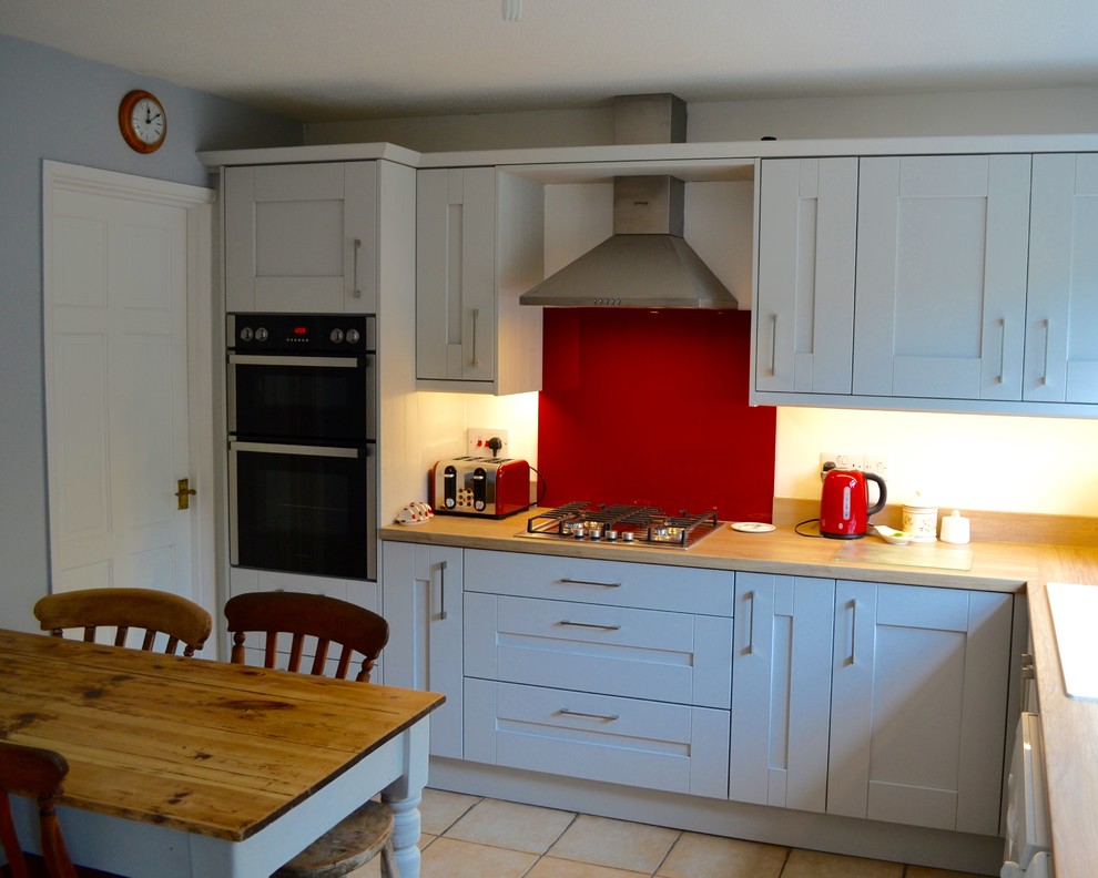 Klassische Küche mit Küchenrückwand in Rot und Glasrückwand in Oxfordshire