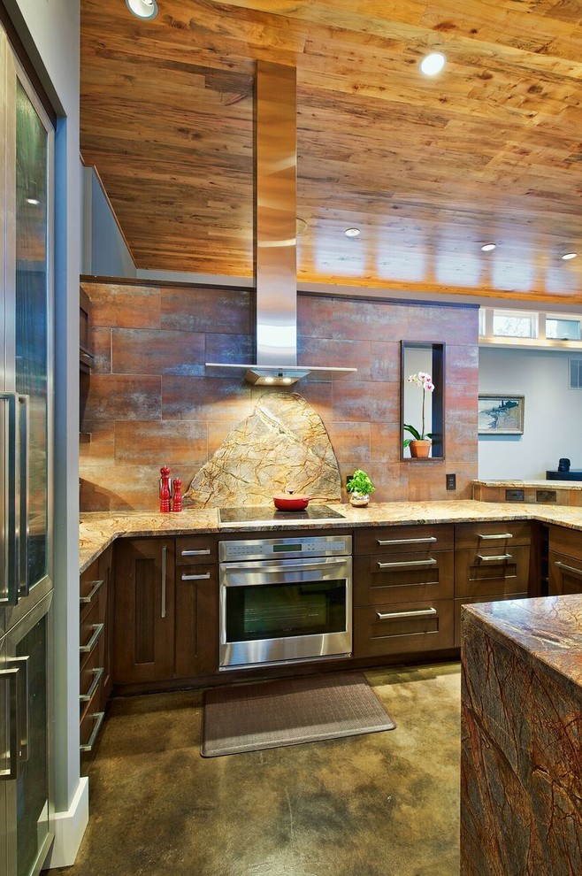 Modern inredning av ett mellanstort kök, med släta luckor, bänkskiva i kvartsit, orange stänkskydd, stänkskydd i metallkakel, rostfria vitvaror, mörkt trägolv, en halv köksö, en dubbel diskho och lila skåp