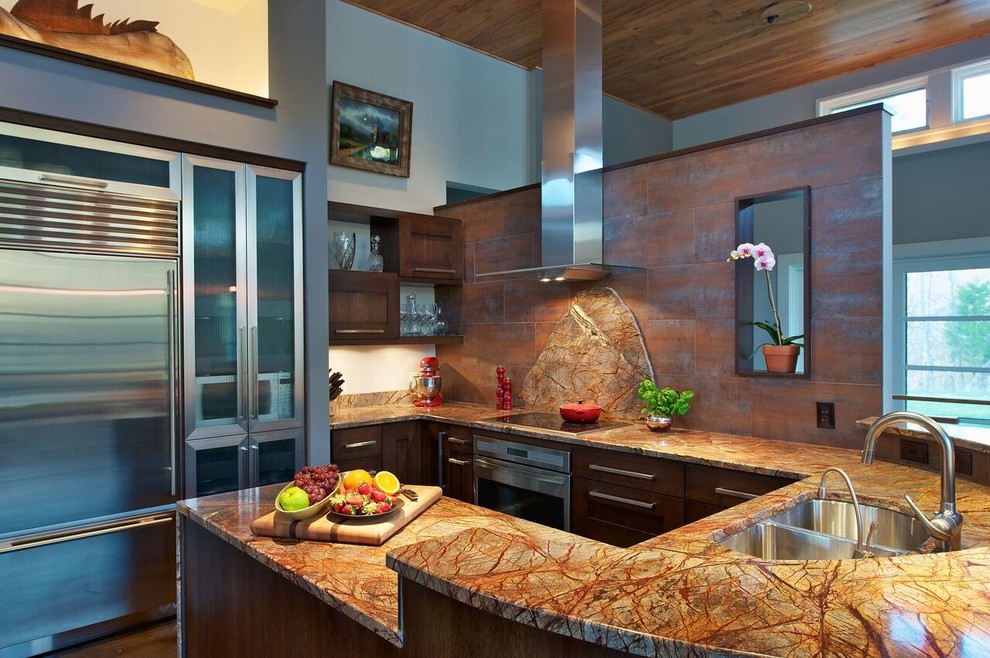 Foto på ett mellanstort funkis kök, med släta luckor, bänkskiva i kvartsit, orange stänkskydd, stänkskydd i metallkakel, rostfria vitvaror, mörkt trägolv, en halv köksö, en dubbel diskho och lila skåp