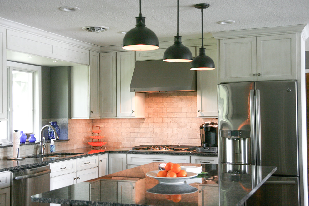Diseño de cocina costera con encimera de granito, salpicadero de piedra caliza y suelo de madera en tonos medios