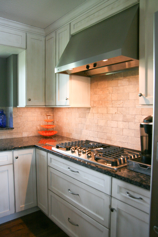 Maritime Küche mit Granit-Arbeitsplatte, Kalk-Rückwand und braunem Holzboden in St. Louis