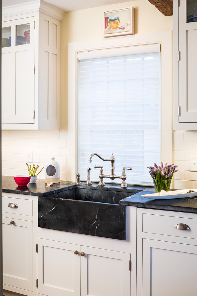 Klassische Wohnküche mit Landhausspüle, Küchenrückwand in Weiß, Rückwand aus Keramikfliesen, Küchengeräten aus Edelstahl und dunklem Holzboden in Burlington