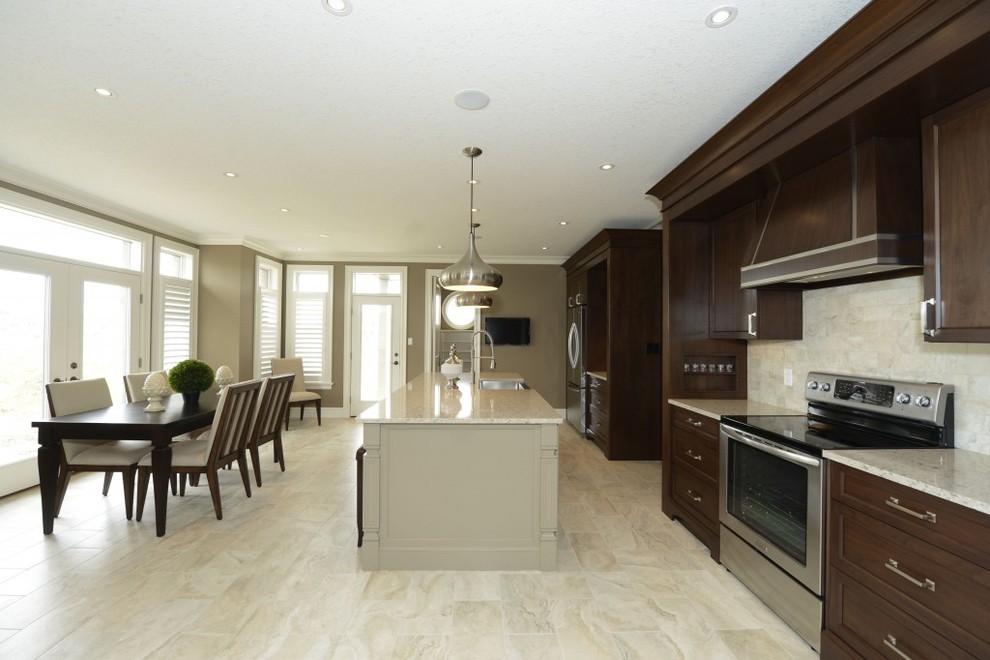 Modern inredning av ett vit vitt kök och matrum, med en rustik diskho, luckor med infälld panel, skåp i mörkt trä, bänkskiva i kvartsit, beige stänkskydd, rostfria vitvaror, en köksö och beiget golv