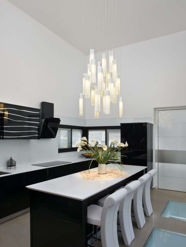 Foto de cocina actual con armarios con paneles lisos, salpicadero blanco, salpicadero de vidrio templado, electrodomésticos negros y con blanco y negro