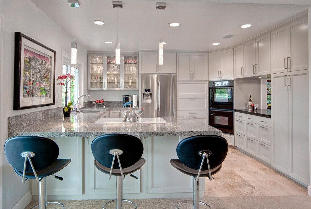 Moderne Küchenbar in U-Form mit Schrankfronten mit vertiefter Füllung, weißen Schränken, Küchengeräten aus Edelstahl, Doppelwaschbecken, Quarzwerkstein-Arbeitsplatte und Porzellan-Bodenfliesen in Orange County